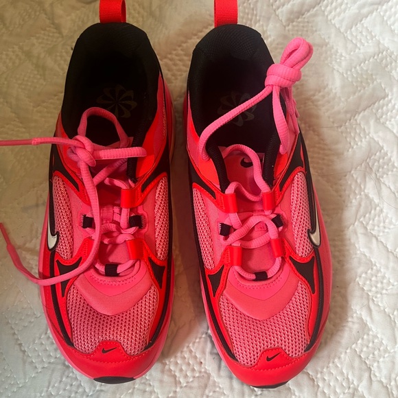 Nike Shoes - Nike Air Max Bliss
